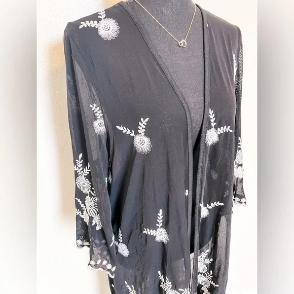 Pins and Needles Embroidered Black and White Sheer Kimono Size L - Picture 4 of 9